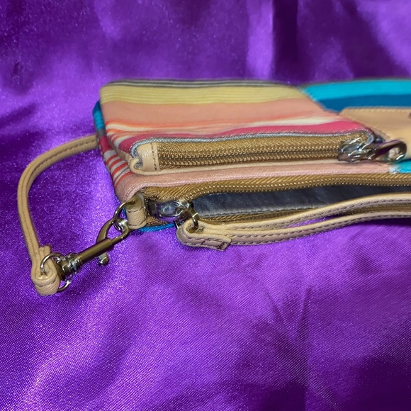 Relic Crossbody Purse - Picture 4 of 5